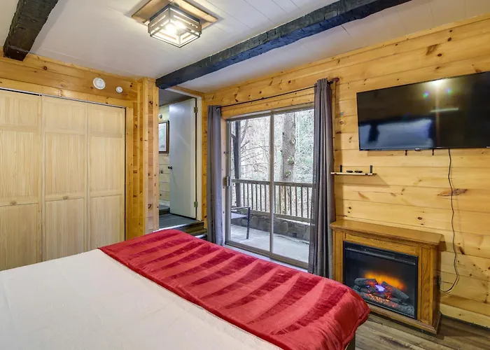 Gatlinburg A-Frame Home With Hot Tub Near Parkway