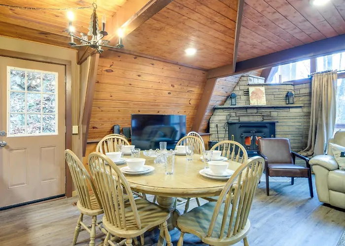 Gatlinburg A-Frame Home With Hot Tub Near Parkway