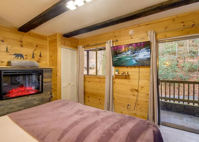 Gatlinburg A-Frame Home With Hot Tub Near Parkway