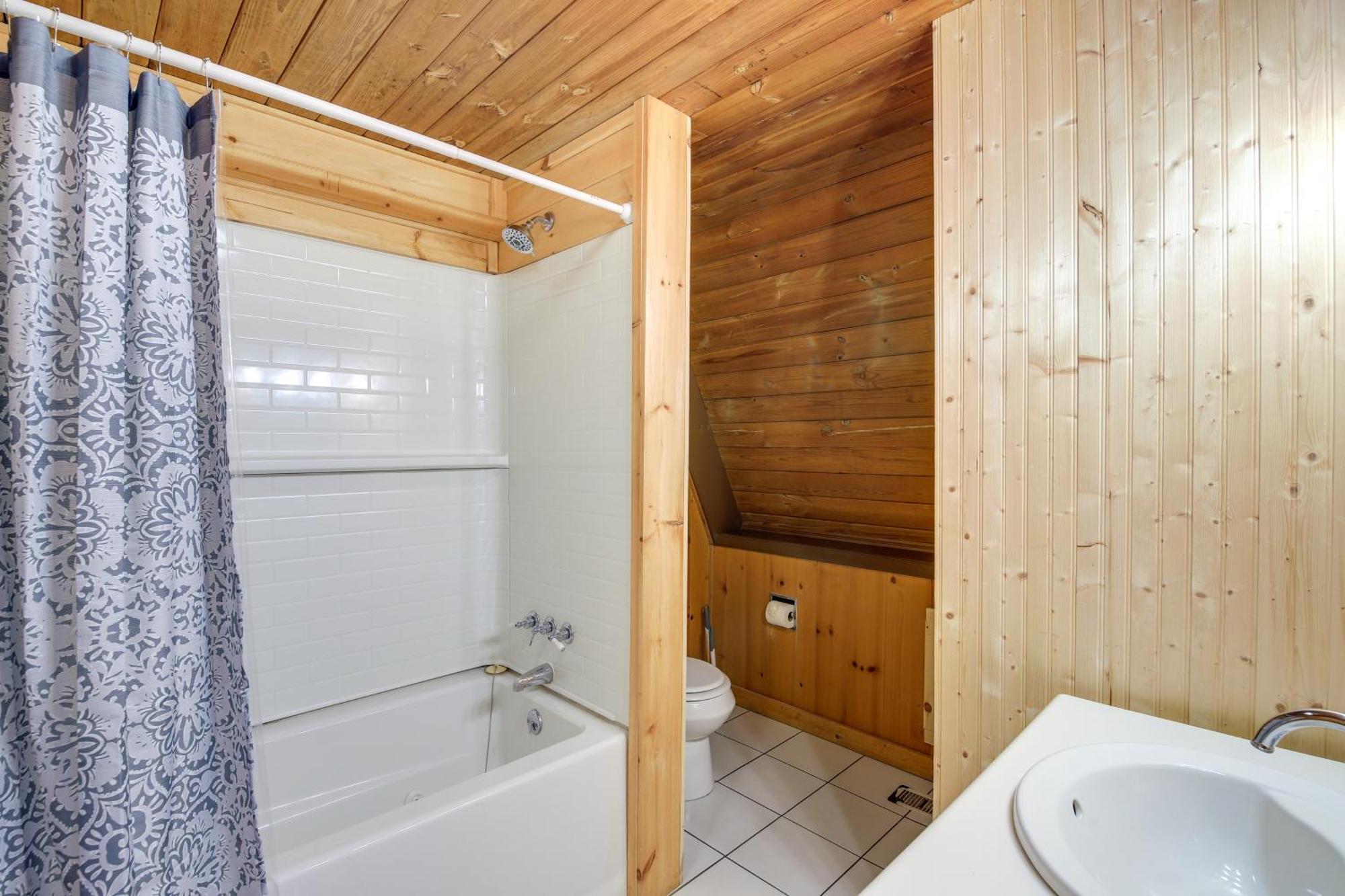 A-frame With Hot Tub Near Parkway