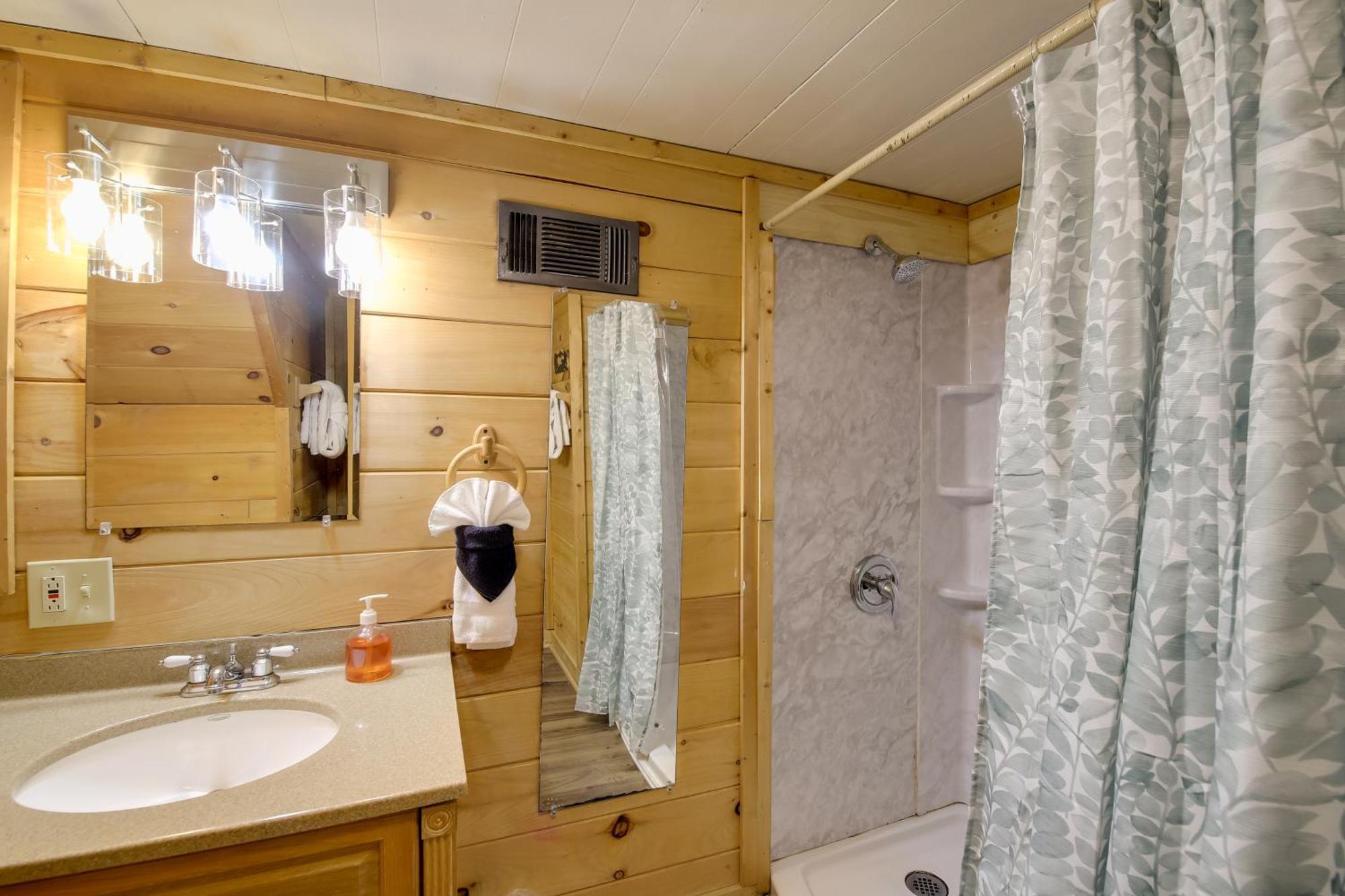 A-frame With Hot Tub Near Parkway